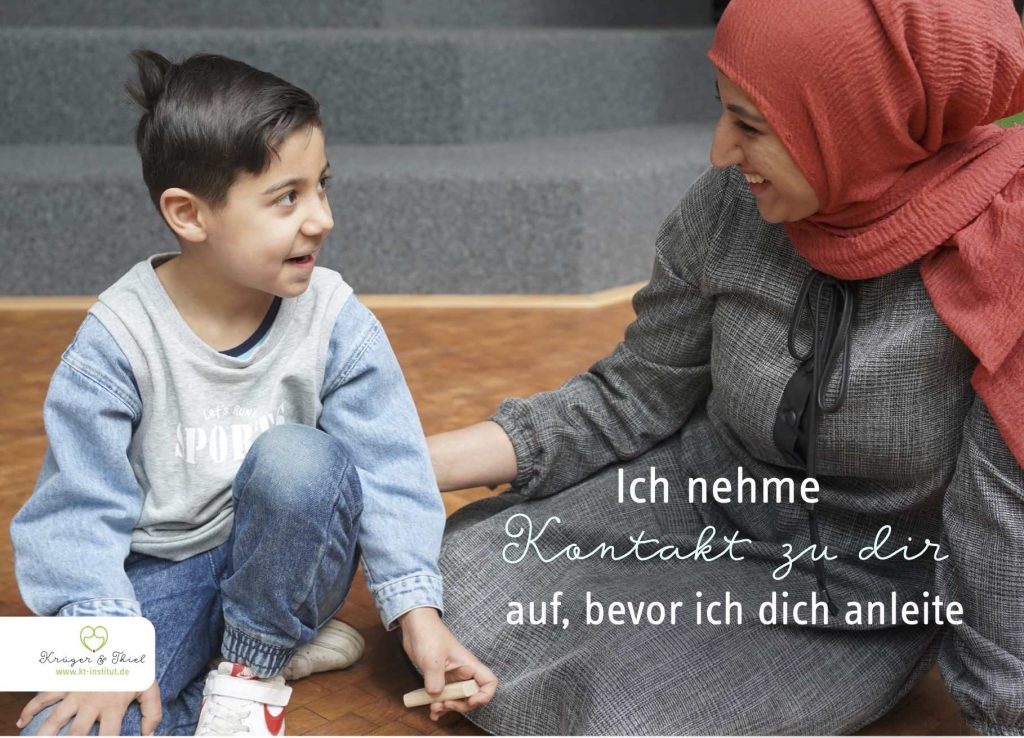 Die Mutter lächelt ihrem Sohn aufmunternd zu.